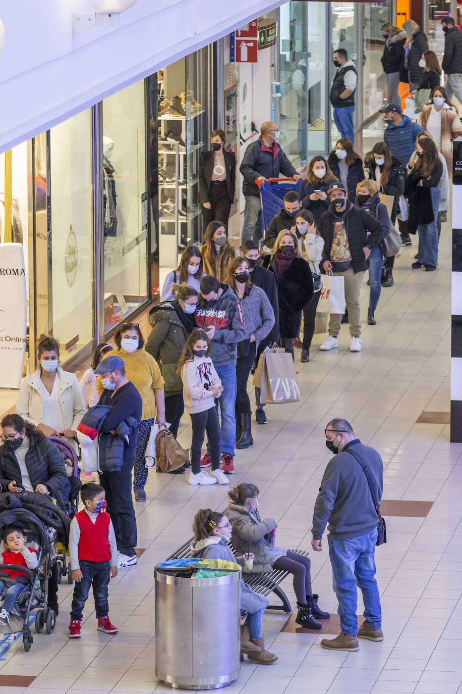 Los centros comerciales Valle Real y El Corte Inglés han registrado este sábado una importante afluencia de público, en el primer fin de semana tras la apertura a la movilidad entre municipios y con la urgencia de muchos de ultimar las compras navideñas. Se han llegado a ver colas a las puertas de algunos establecimientos.