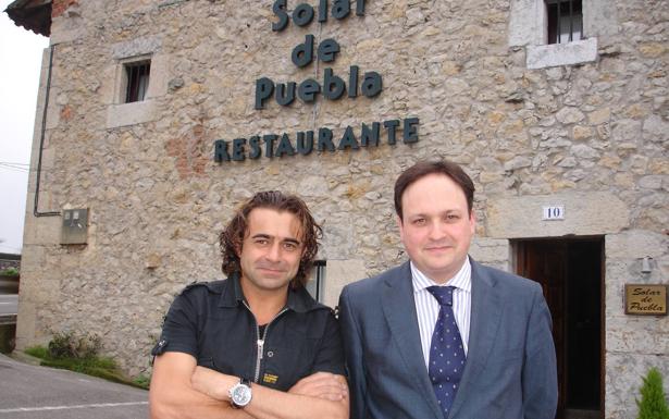 Imagen. Estrella Michelin. En octubre de 2007, en el Solar de Puebla (Bezana), junto a su amigo y compañero, Ramón López, director de sala, donde defendieron con éxito la estrella. 