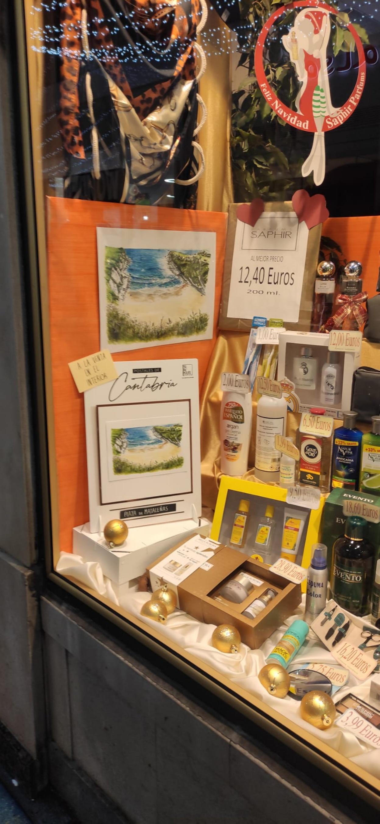 Uno de los escaparates que acoge la obra de Moure. Dm