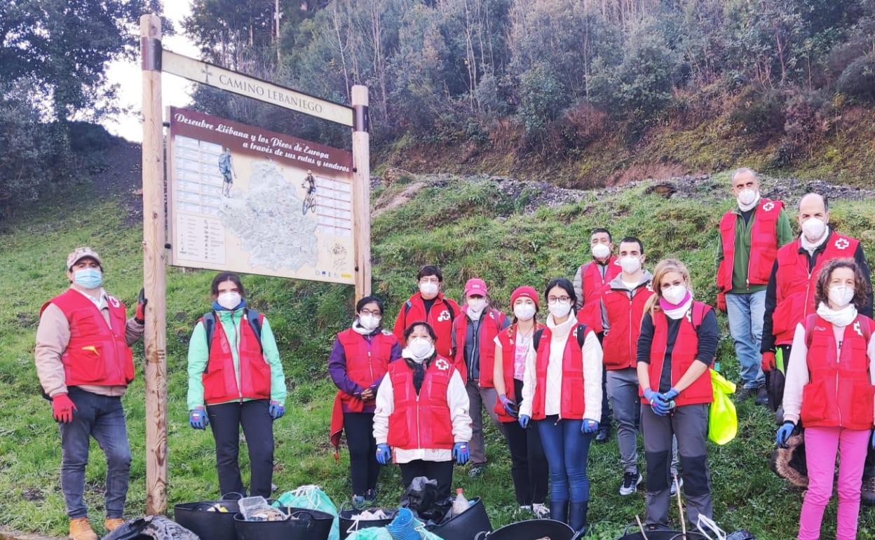 Grupo de voluntarios con los residuos recogidos en el entorno de la localidad lebaniega de Frama 