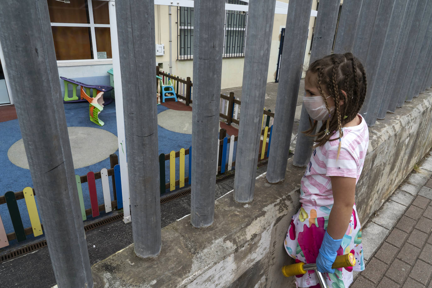 Una niña juega durante el primer día en que se permitió salir a la calle tras la cuarentena obligatoria decretada a mediados de marzo.