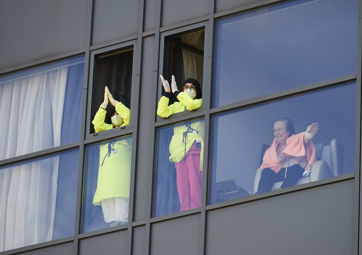 Las escenas desde ventanas y balcones retrataron el tiempo más duro de la pandemia. En este caso, trabajadores y residentes en el centro San Cándido.