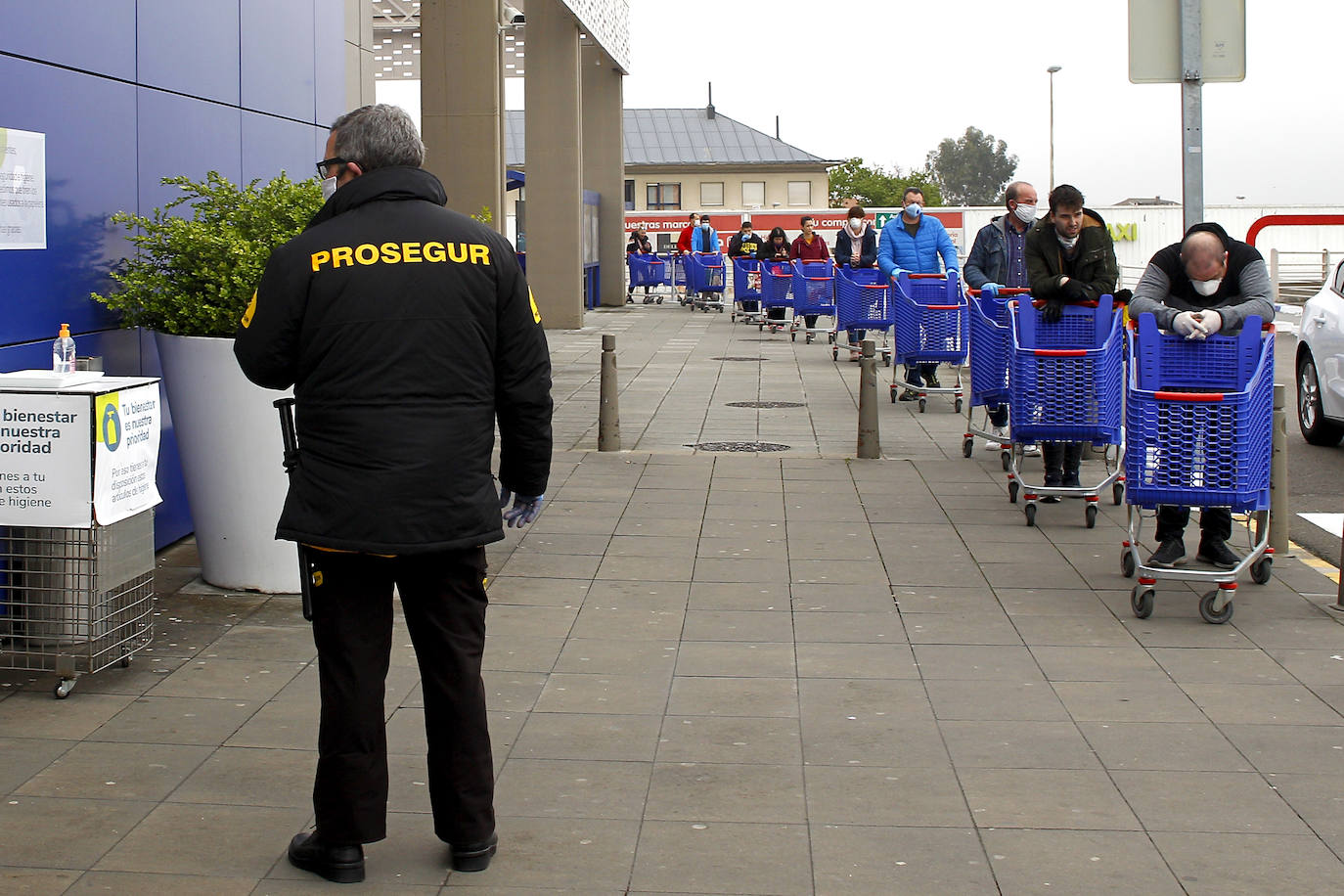 Colas ante un supermercado. Fue una de las estampas ciudadanas habituales en las primeras semanas del confinamiento.