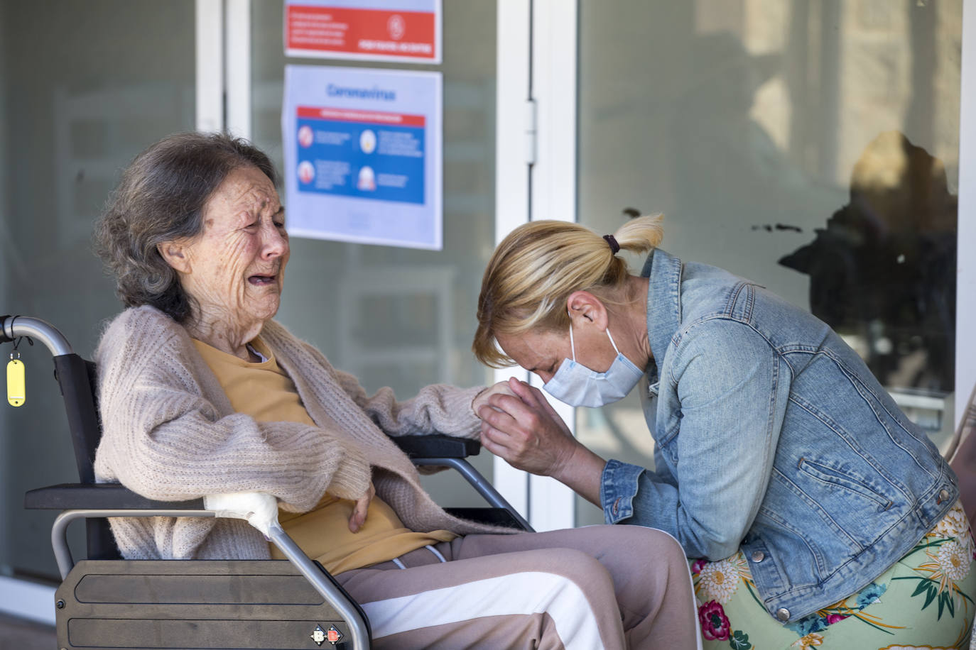 Primera visita de familiares a residentes, en el mes de mayo. La imagen se tomó en la residencia San Cipriano, en Soto de la Marina.