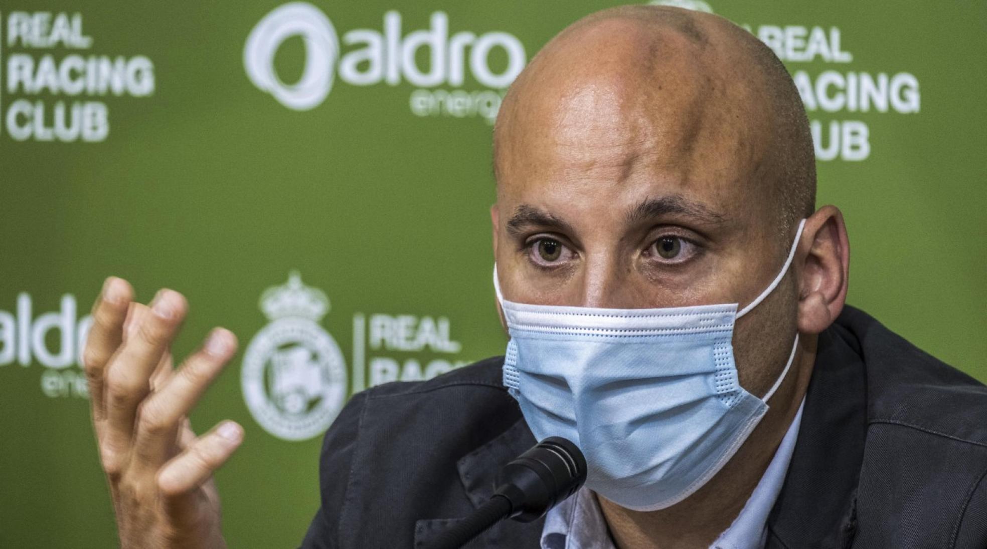 Javier Rozada, con la mascarilla de rigor, durante su presentación como entrenador del Racing. 