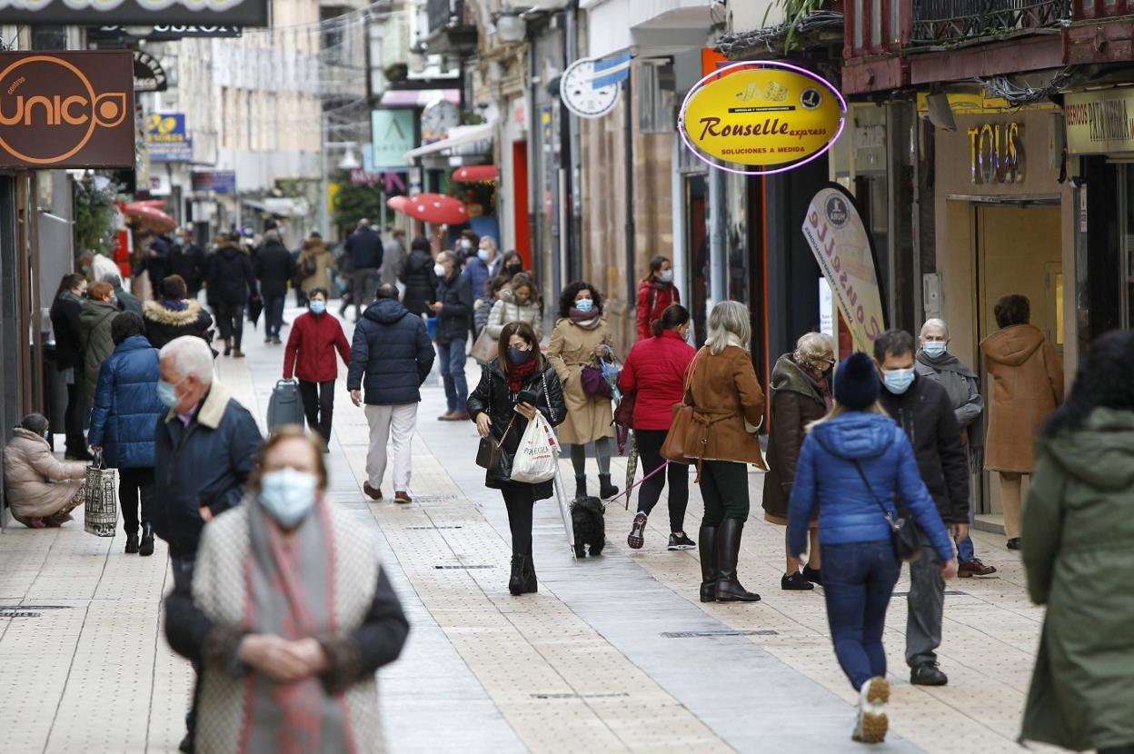 Vista general de la calle Consolación, una de las principales zonas comerciales en el centro de Torrelavega.