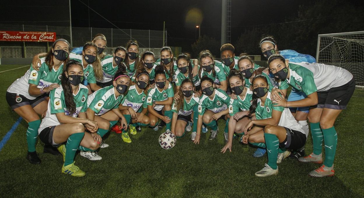 Las jugadoras del Racing Féminas, en el campo de Santa Ana, en Tanos. En el año 2012, las licencias del equipo, llamado por entonces Reocín Racing, eran las únicas que había en la región de fútbol campo. 