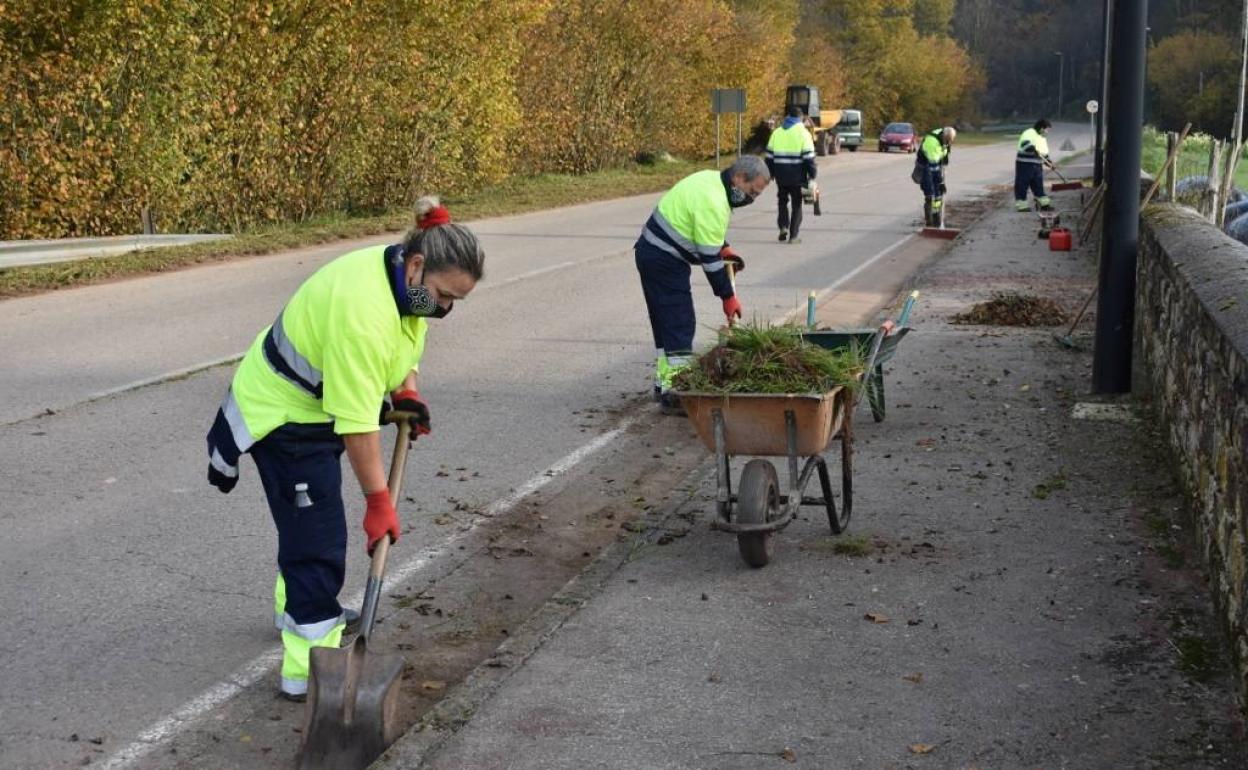 Cuadrilla de trabajadores contratados para la mejora del entorno natural