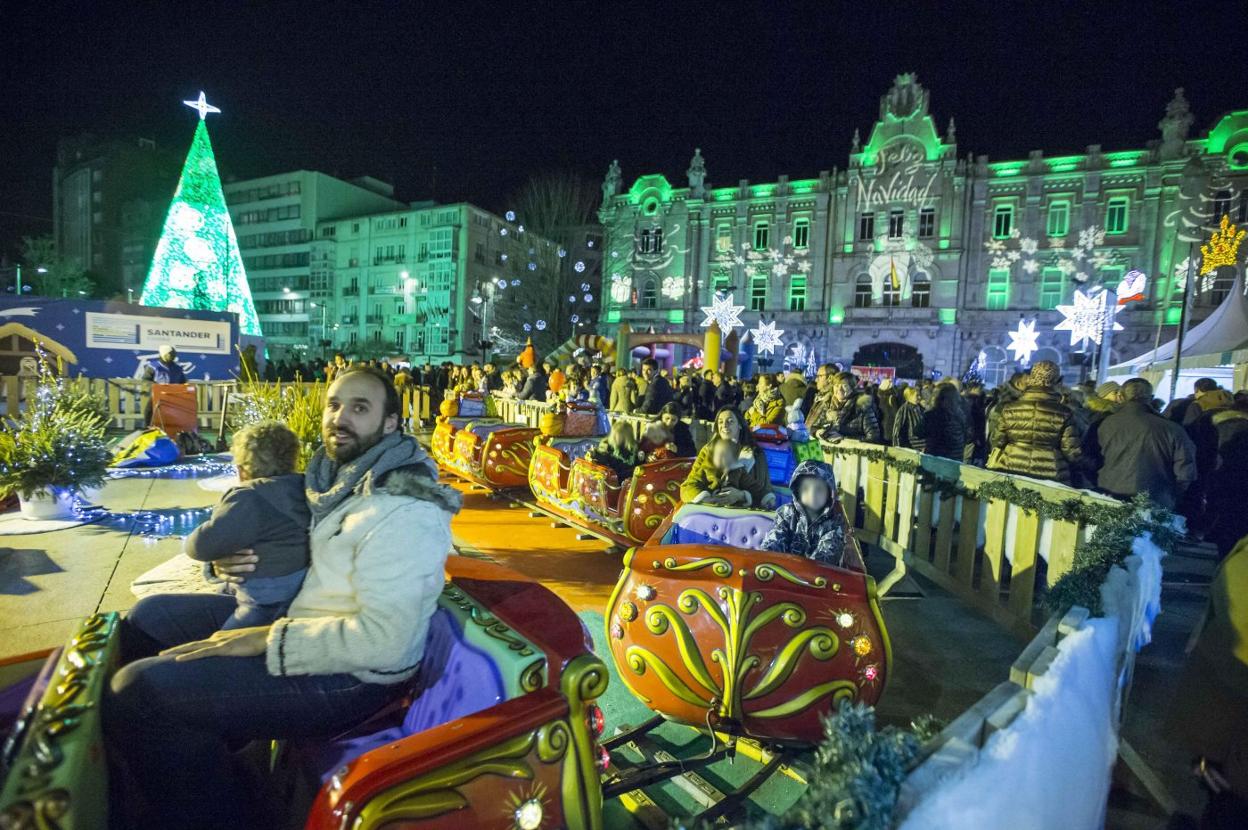 Fiesta del cotillón infantil, en la Plaza del Ayuntamiento de Santander, el año pasado. 