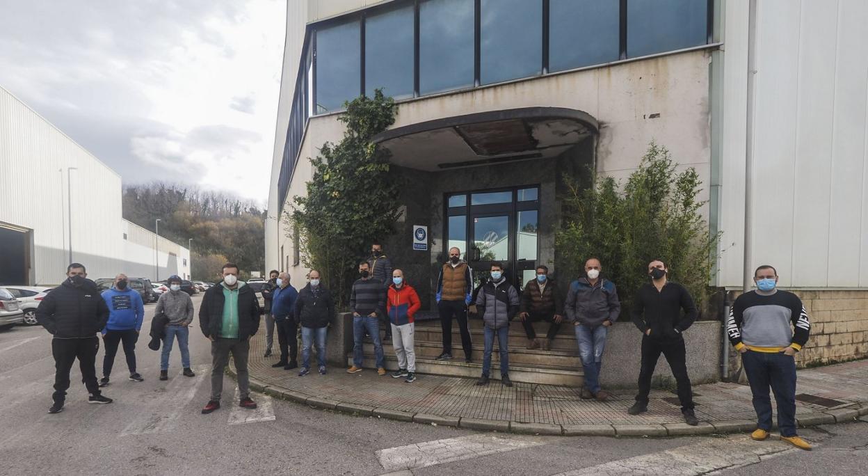 Trabajadores de Kelvion, ayer sin poder acceder a sus puestos de trabajo en el Polígono de Trascueto (Revilla de Camargo). sane