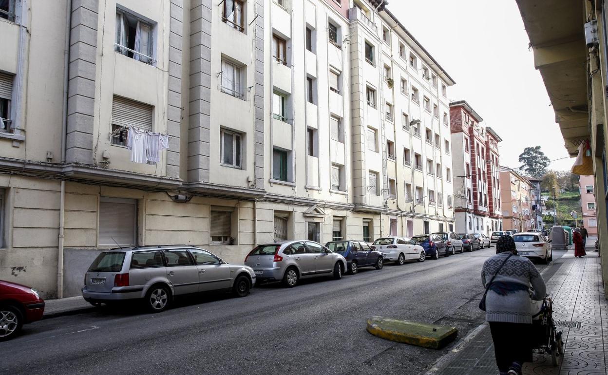 A la izquierda, portal número 9 de la calle Marqueses de Valdecilla y Pelayo, con problemas de okupas