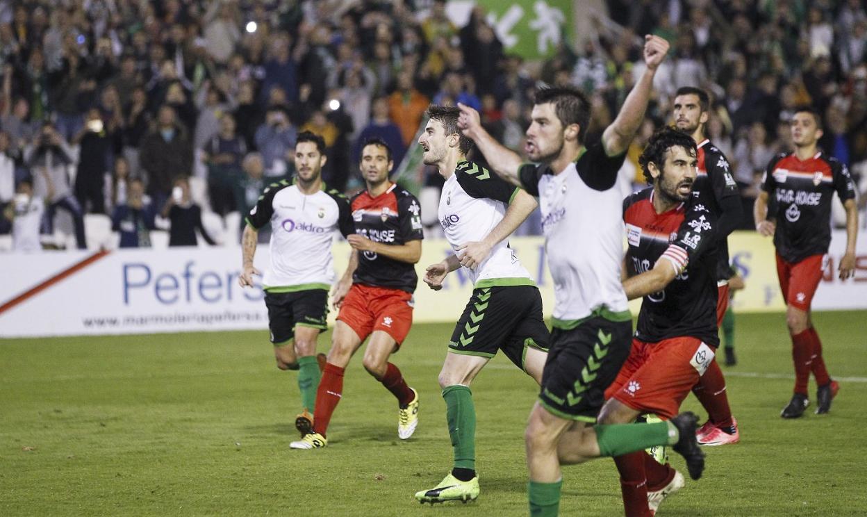 Cejudo, Kike Rivero y Jon Ander celebran el tanto de la clasificación frente a la Unión Deportiva Logroñés. 