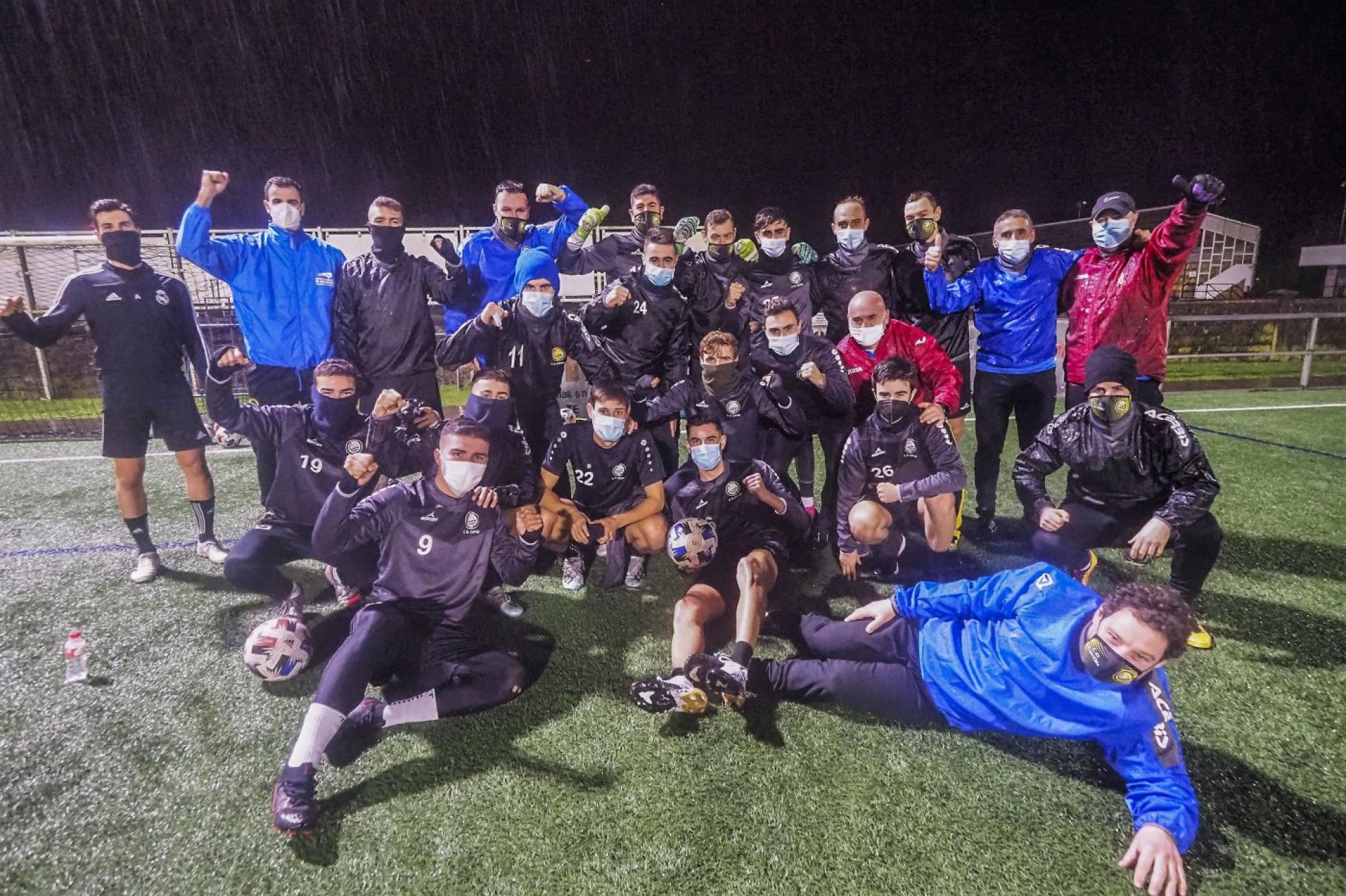 Todos a una. La plantilla del Cayón al completo posa en el Fernando Astobiza de Sarón.