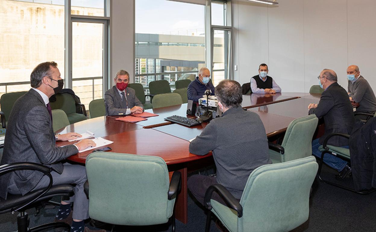 El consejero de Desarrollo Rural, Ganadería, Pesca, Alimentación y Medio Ambiente, Guillermo Blanco, durante la reunión mantenida con el alcalde de Bezana, Alberto García Onandía.