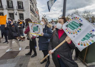 Imagen secundaria 1 - Defensores de la enseñanza concertada protestan contra la Ley Celaá en Santander