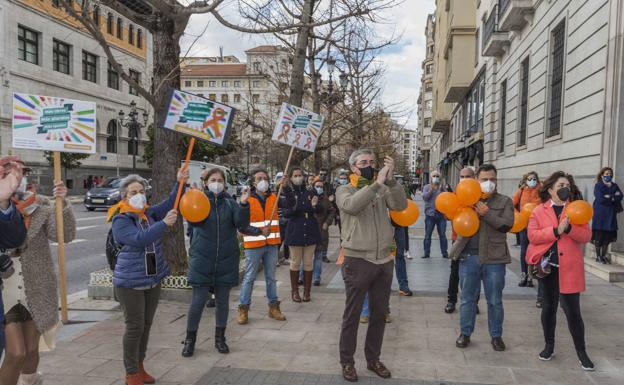 Grupo que ha protestado esta mañana ante la Delegación del Gobierno contra la Ley Celaá.