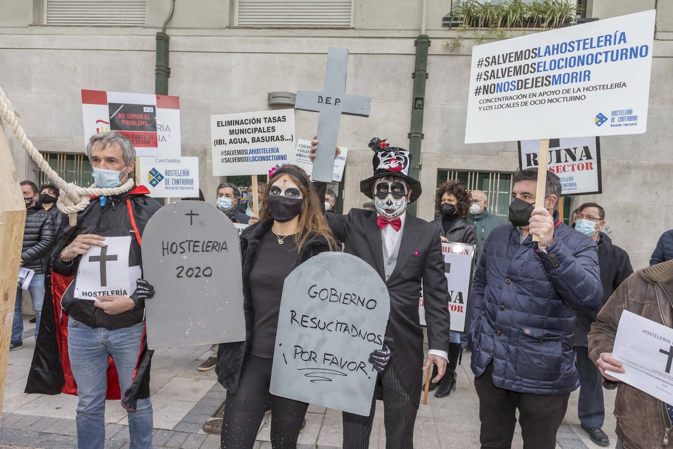 Decenas de hosteleros han protagonizado esta mañana una sonora protesta en Peña Herbosa frente a la sede del Gobierno de Cantabria. Mientras dentro del edificio se anunciaba que se prohibirá la apertura del interior de los locales durante toda la Navidad, fuera los damnificados escenificaban su funeral, con ataúdes y sogas al cuello.