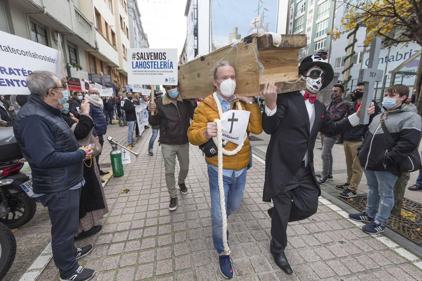 Decenas de hosteleros han protagonizado esta mañana una sonora protesta en Peña Herbosa frente a la sede del Gobierno de Cantabria. Mientras dentro del edificio se anunciaba que se prohibirá la apertura del interior de los locales durante toda la Navidad, fuera los damnificados escenificaban su funeral, con ataúdes y sogas al cuello.