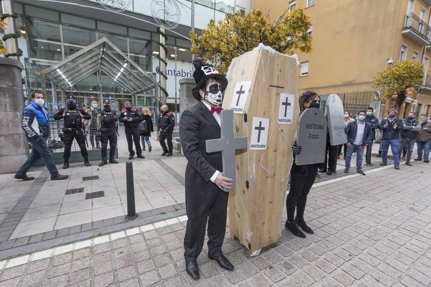 Decenas de hosteleros han protagonizado esta mañana una sonora protesta en Peña Herbosa frente a la sede del Gobierno de Cantabria. Mientras dentro del edificio se anunciaba que se prohibirá la apertura del interior de los locales durante toda la Navidad, fuera los damnificados escenificaban su funeral, con ataúdes y sogas al cuello.