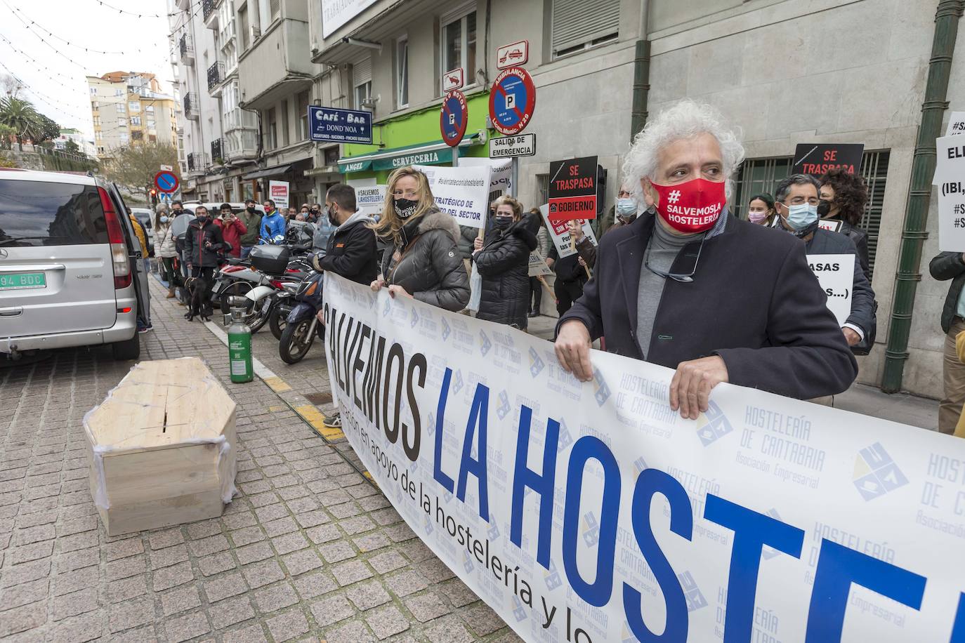 Decenas de hosteleros han protagonizado esta mañana una sonora protesta en Peña Herbosa frente a la sede del Gobierno de Cantabria. Mientras dentro del edificio se anunciaba que se prohibirá la apertura del interior de los locales durante toda la Navidad, fuera los damnificados escenificaban su funeral, con ataúdes y sogas al cuello.