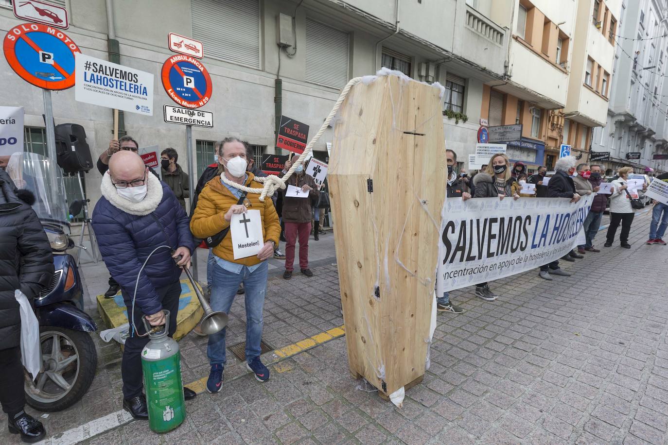 Decenas de hosteleros han protagonizado esta mañana una sonora protesta en Peña Herbosa frente a la sede del Gobierno de Cantabria. Mientras dentro del edificio se anunciaba que se prohibirá la apertura del interior de los locales durante toda la Navidad, fuera los damnificados escenificaban su funeral, con ataúdes y sogas al cuello.