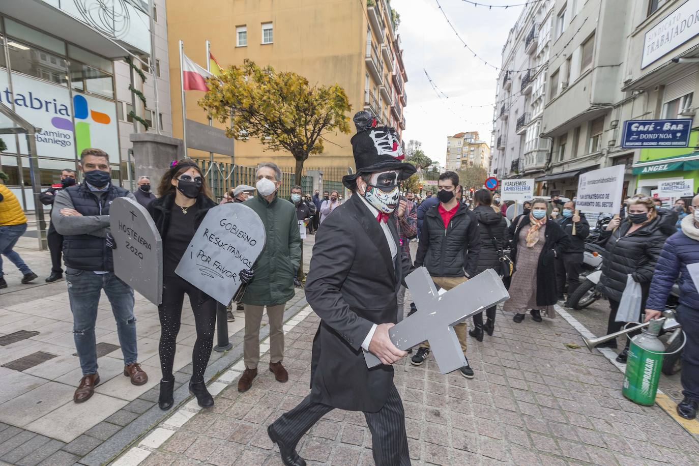 Decenas de hosteleros han protagonizado esta mañana una sonora protesta en Peña Herbosa frente a la sede del Gobierno de Cantabria. Mientras dentro del edificio se anunciaba que se prohibirá la apertura del interior de los locales durante toda la Navidad, fuera los damnificados escenificaban su funeral, con ataúdes y sogas al cuello.