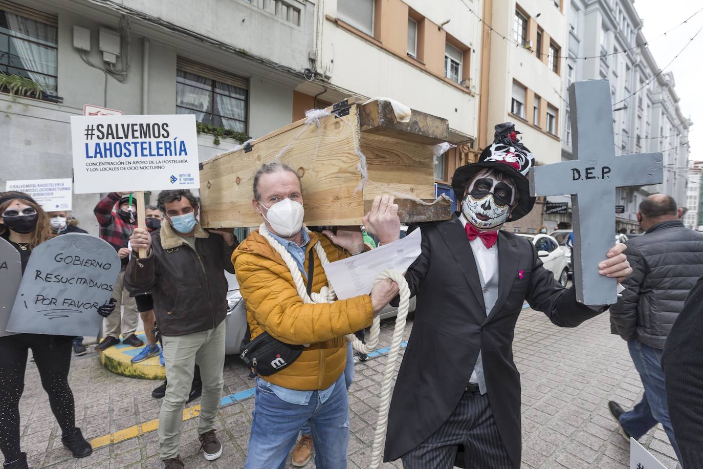 Decenas de hosteleros han protagonizado esta mañana una sonora protesta en Peña Herbosa frente a la sede del Gobierno de Cantabria. Mientras dentro del edificio se anunciaba que se prohibirá la apertura del interior de los locales durante toda la Navidad, fuera los damnificados escenificaban su funeral, con ataúdes y sogas al cuello.