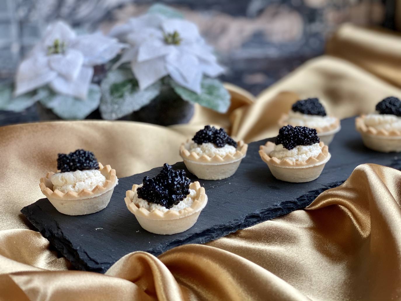 Bocaditos de crema, almendra y caviar.