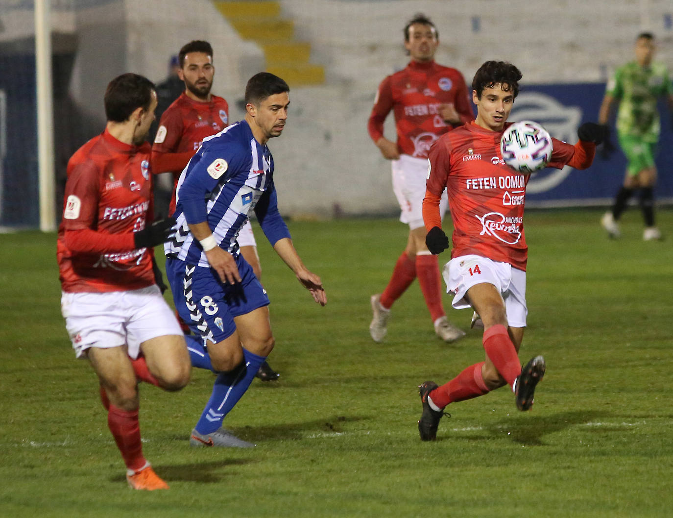 El Laredo se despidió del sueño de la Copa del Rey tras caer por 4-1 ante el Alcoyano en la eliminatoria de primera ronda, disputada en el estadio de El Collao