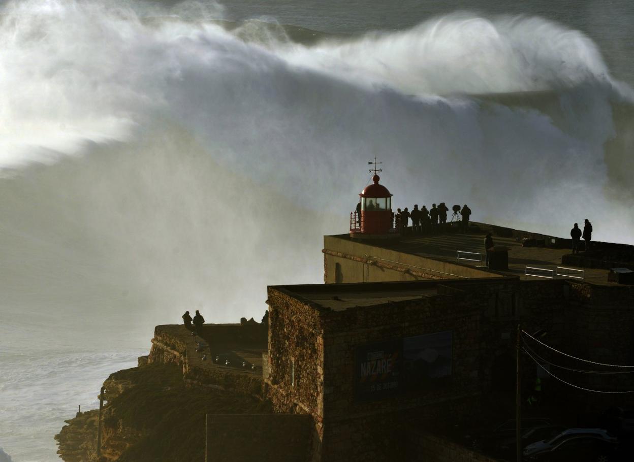 Imagen tomada en Nazaré. En el santuario luso de las olas gigantescas vivió el fotógrafo cántabro sus útimos días.