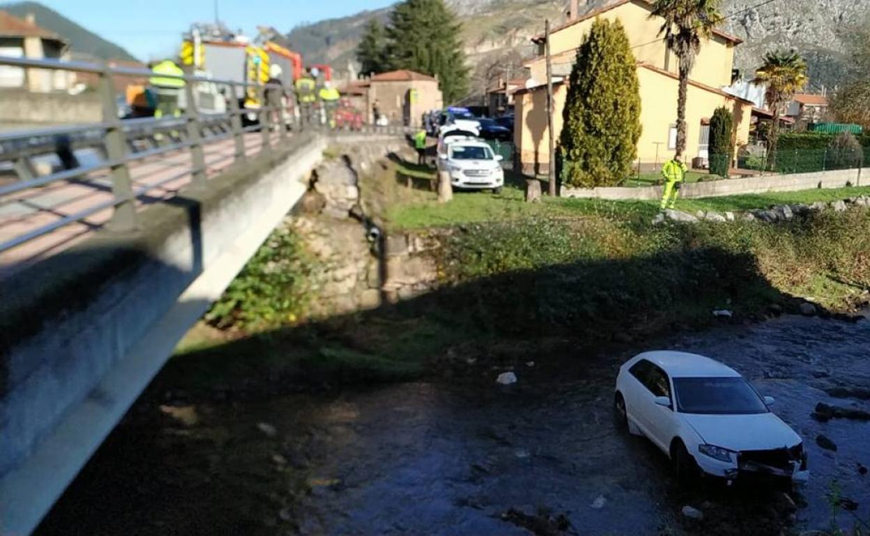 El coche terminó en el cauce del río Mortera