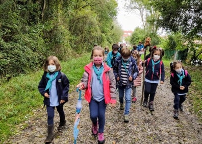 Imagen secundaria 1 - Los integrantes disfrutan de paseos y excursiones. 