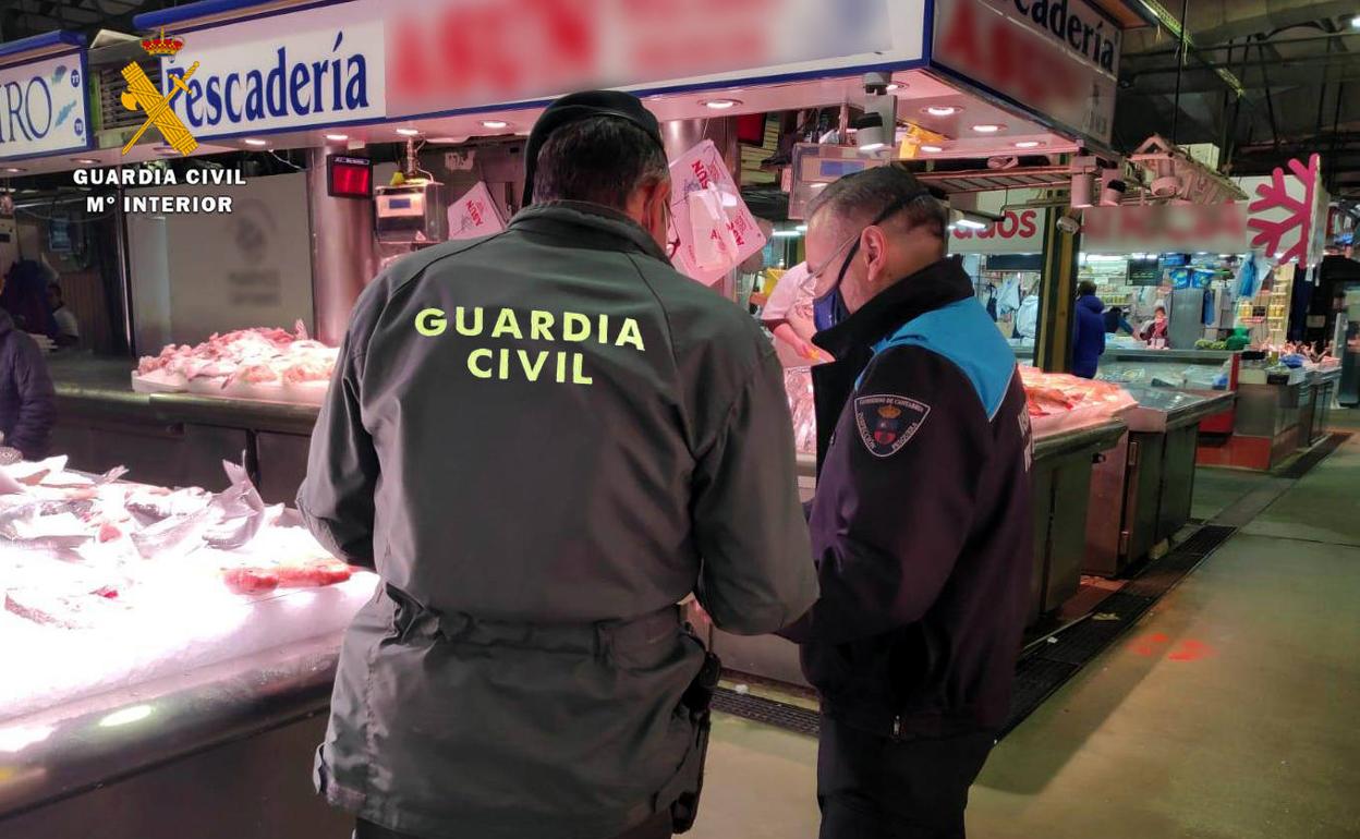 Una de las inspecciones realizadas ayer, en el Mercado de la Esperanza de Santander.