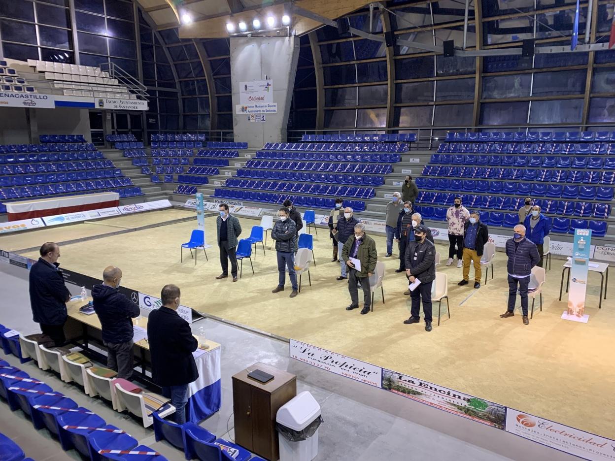 La asamblea guarda un minuto de silencio en memoria de 'El Niño', presidente de Comillas. sane