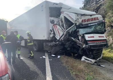 Imagen secundaria 1 - Un choque entre dos camiones en Los Corrales atasca la A-67 en sentido Santander