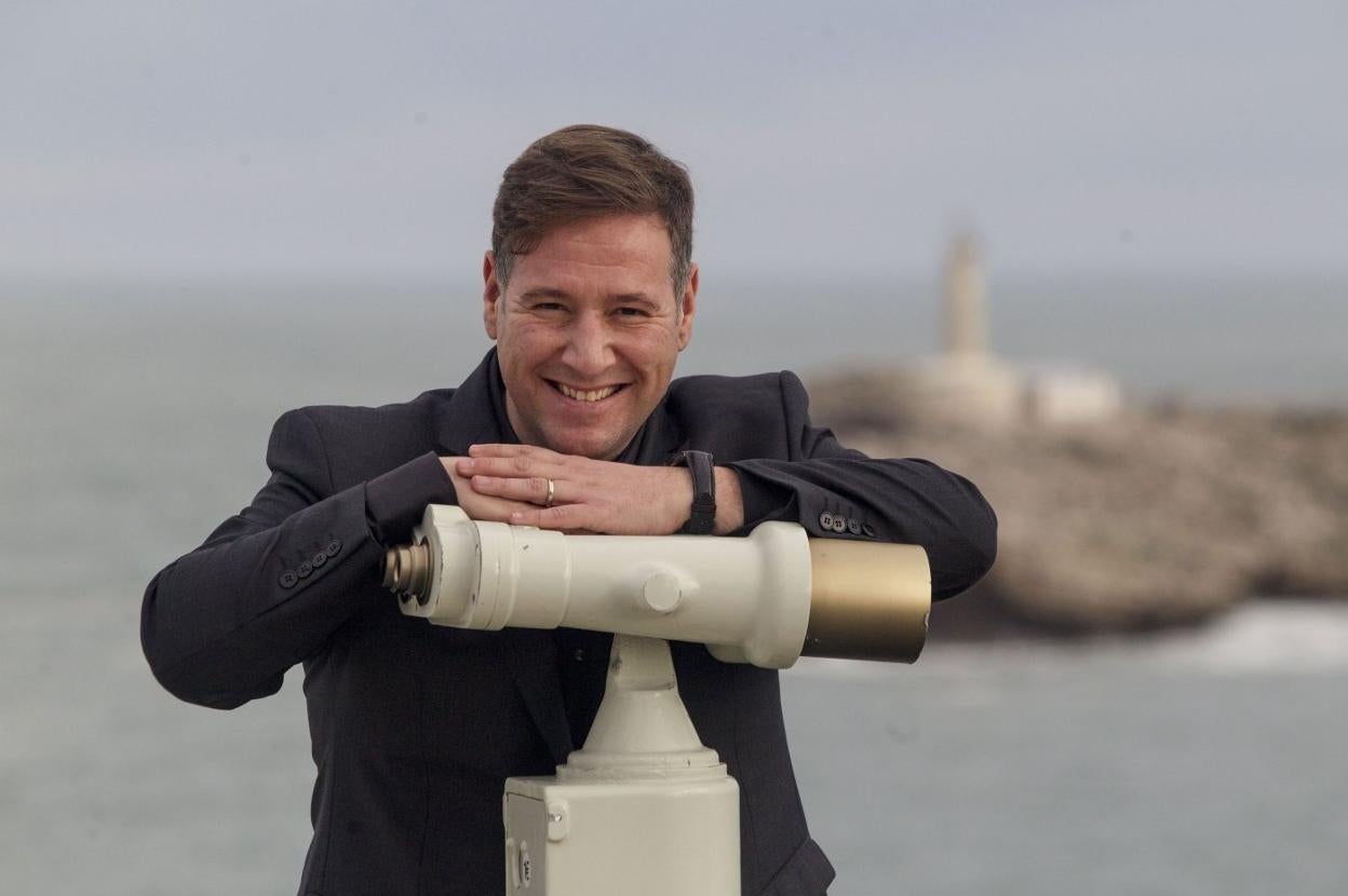 Carlos Latre, con la isla de Mouro al fondo