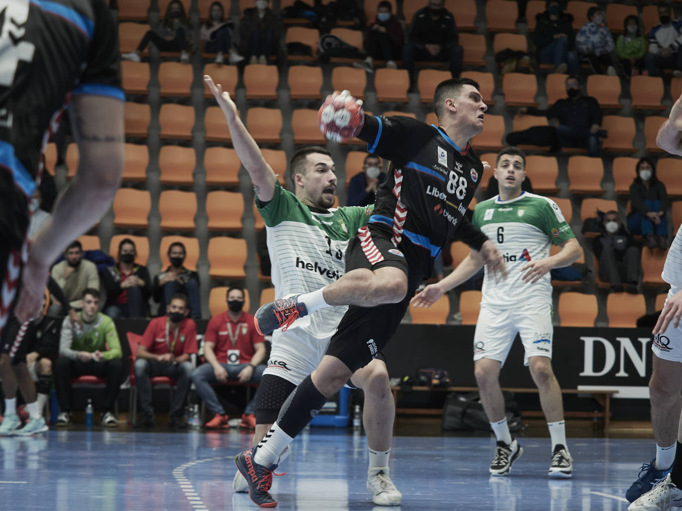 Los cántabros, que fueron por detrás en el marcador durante todo el encuentro se pusieron por delante a un minuto y medio del final, pero Del Arco empató a 28 para los navarros