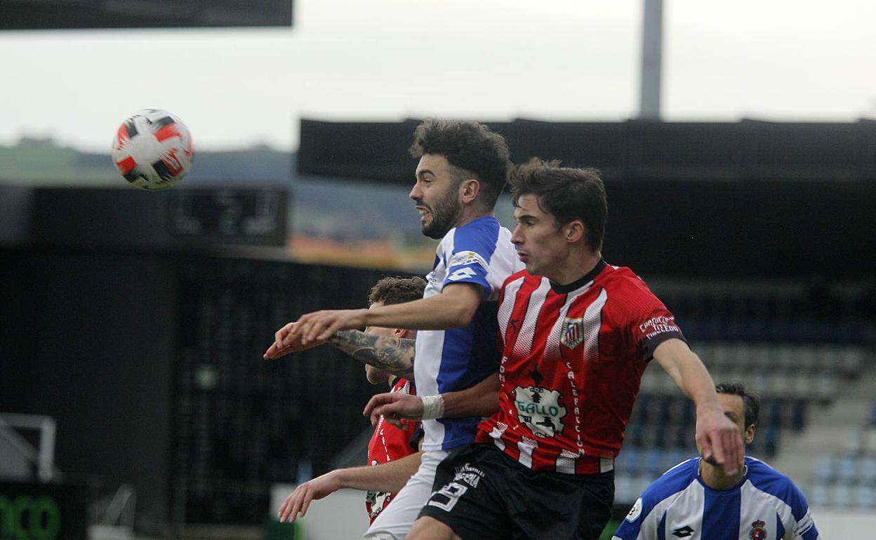 Borty, de la Gimnástica, pelea por el balón con Jorge, del Torina