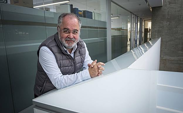 Julio Soto, que se quitó la mascarilla para la foto, en la sede del Instituto Cántabro de Servicios Sociales