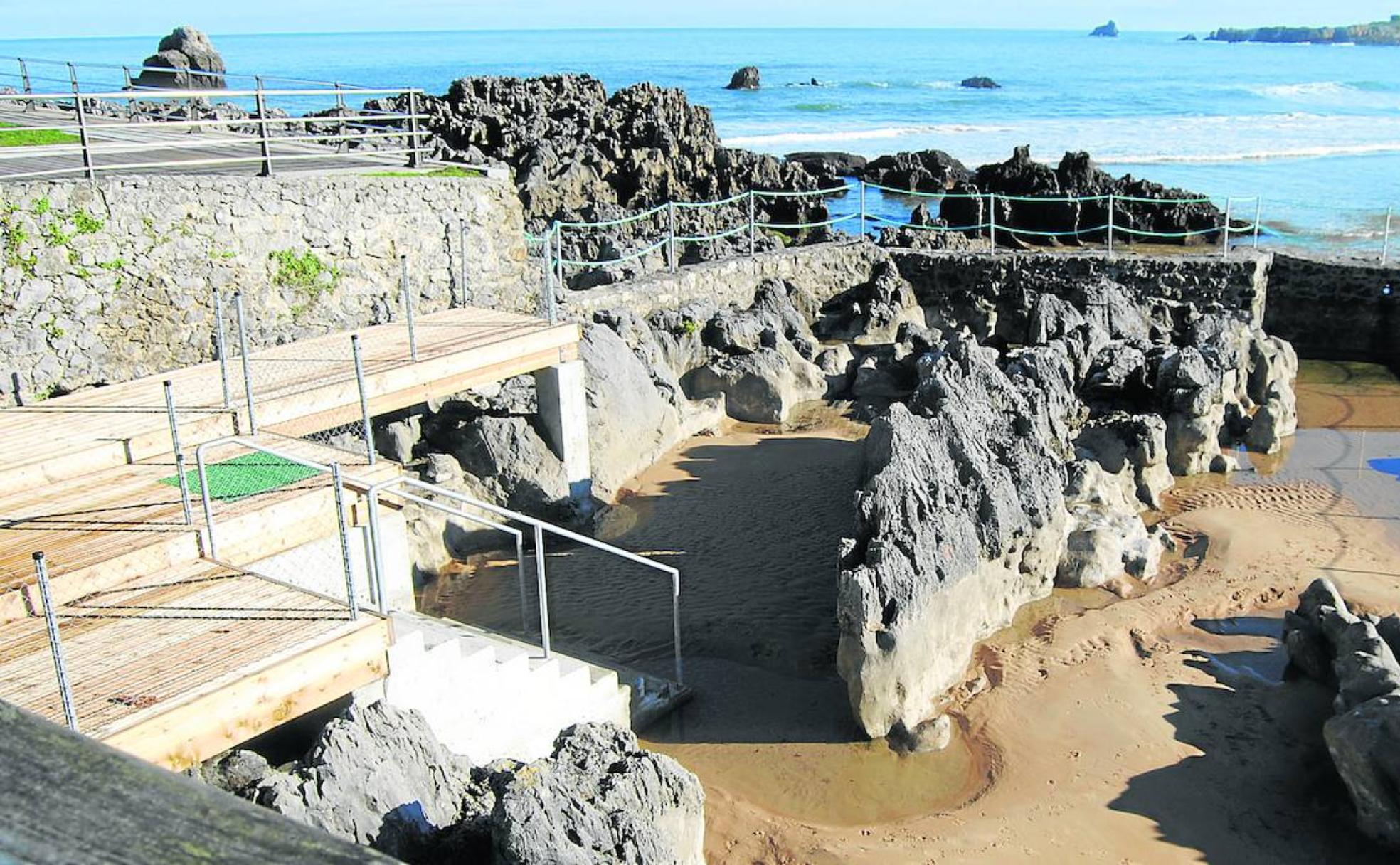 En la piscina del campo de San Sebastián se ha creado una pequeña plataforma de madera con escaleras para facilitar el acceso