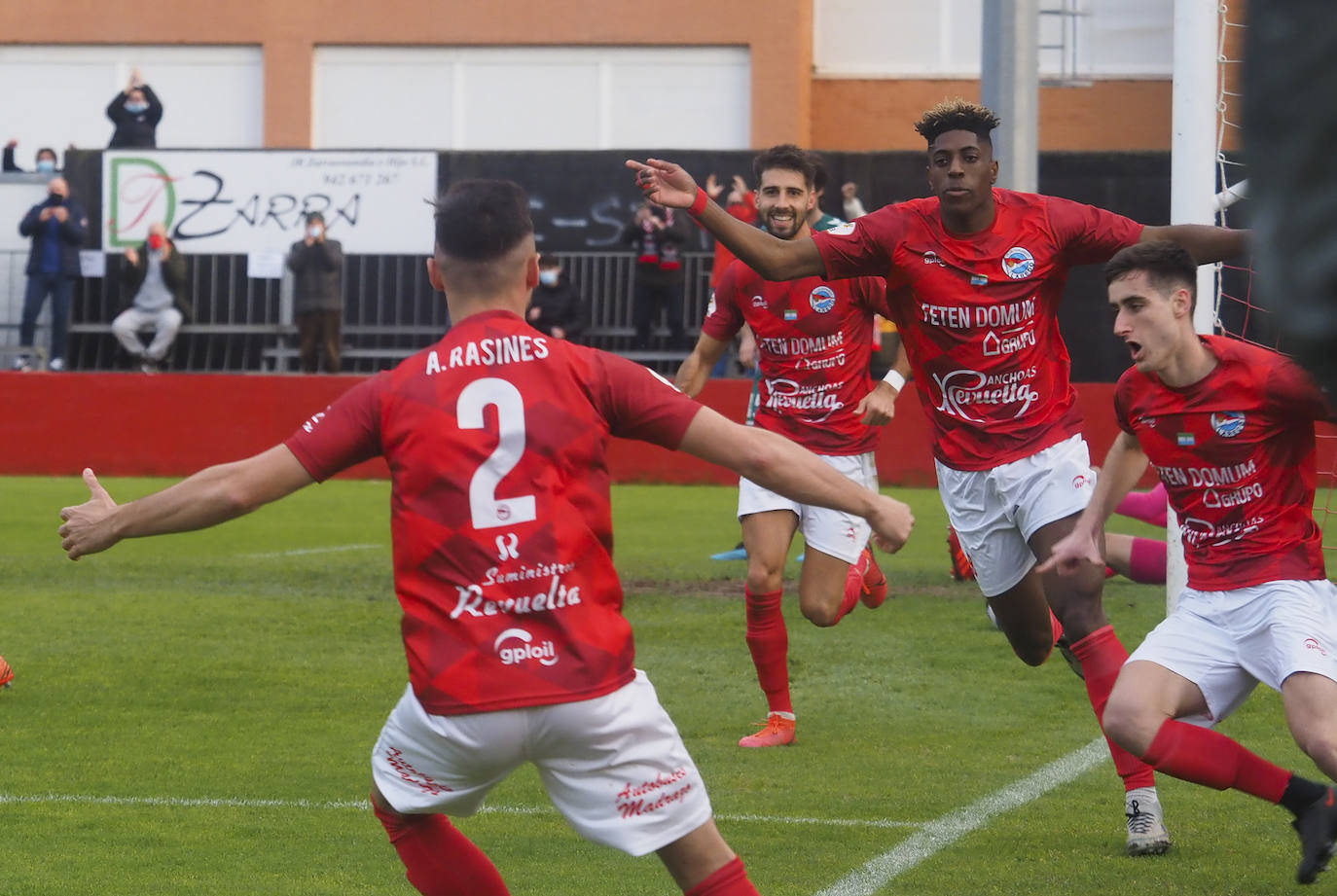 El Charles suma su cuarta victoria de la temporada a costa del Leioa y cierra la primera vuelta de la Liga en la cuarta posición