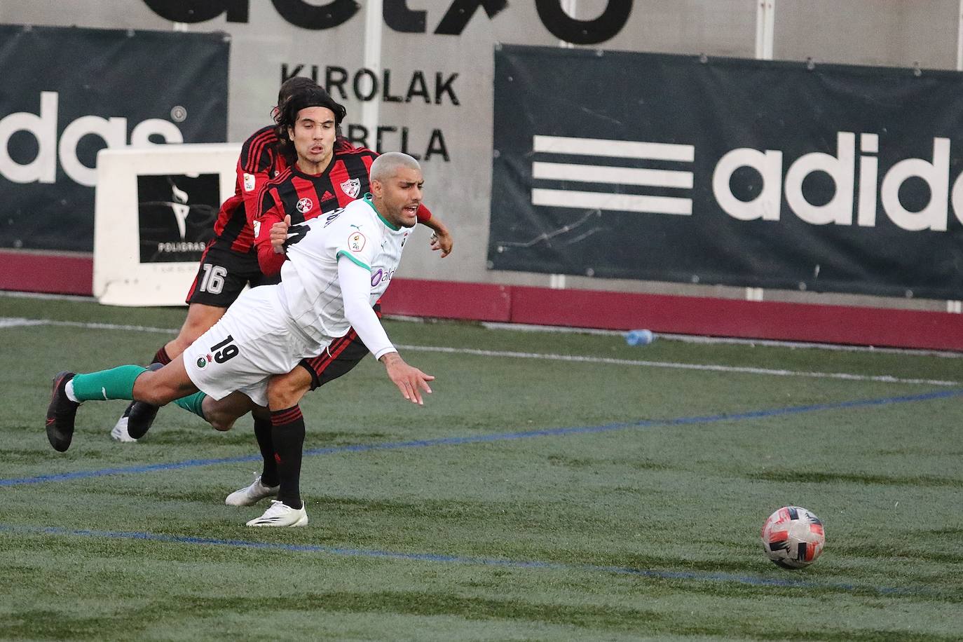 Partido demasiado irregular del Racing. Mala primera parte, en la que pudo marcar gracias a Balboa y en la que el Arenas se adelantó en el marcador con un gol de Leandro de penalti. Los cántabros salieron en tromba tras el descanso y logró la igualada con un cabezazo de Mantilla. 