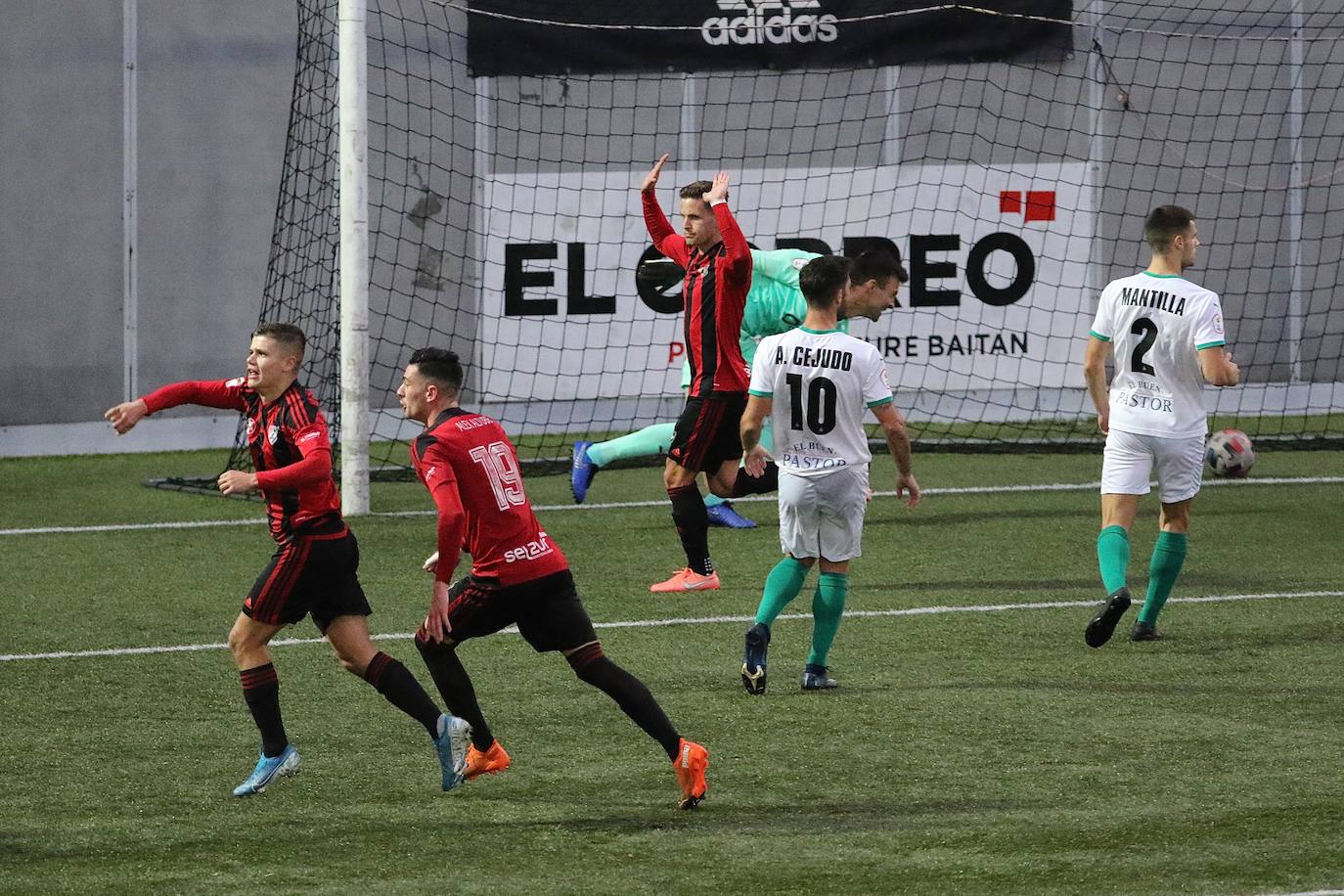 Partido demasiado irregular del Racing. Mala primera parte, en la que pudo marcar gracias a Balboa y en la que el Arenas se adelantó en el marcador con un gol de Leandro de penalti. Los cántabros salieron en tromba tras el descanso y logró la igualada con un cabezazo de Mantilla. 