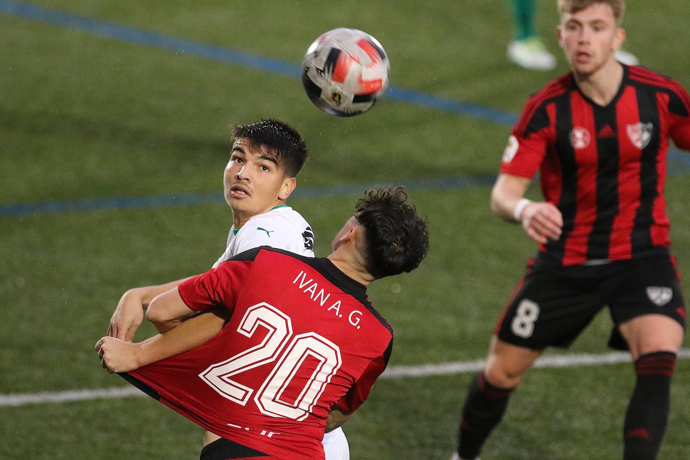 Partido demasiado irregular del Racing. Mala primera parte, en la que pudo marcar gracias a Balboa y en la que el Arenas se adelantó en el marcador con un gol de Leandro de penalti. Los cántabros salieron en tromba tras el descanso y logró la igualada con un cabezazo de Mantilla. 