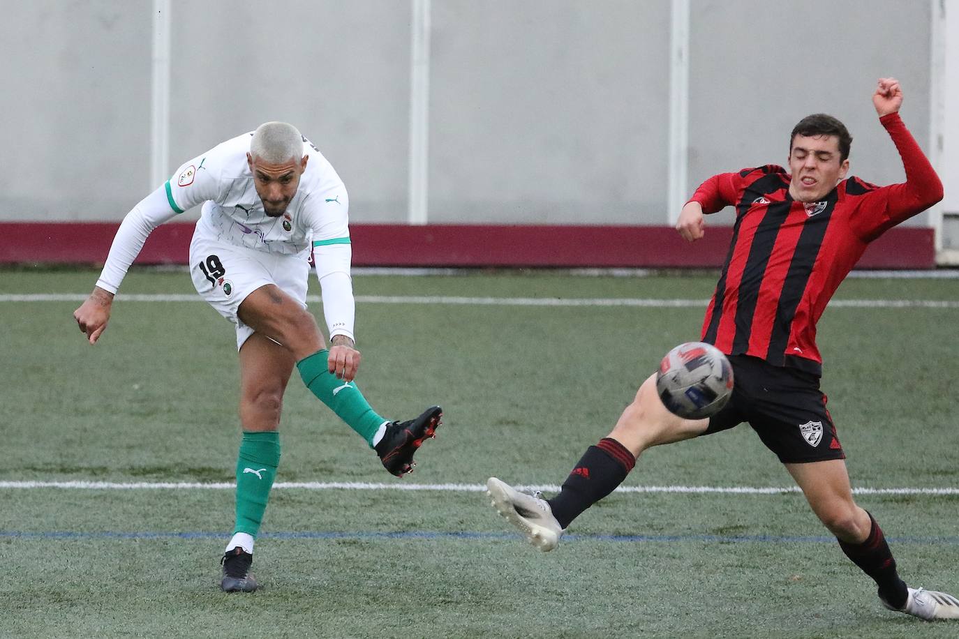 Partido demasiado irregular del Racing. Mala primera parte, en la que pudo marcar gracias a Balboa y en la que el Arenas se adelantó en el marcador con un gol de Leandro de penalti. Los cántabros salieron en tromba tras el descanso y logró la igualada con un cabezazo de Mantilla. 