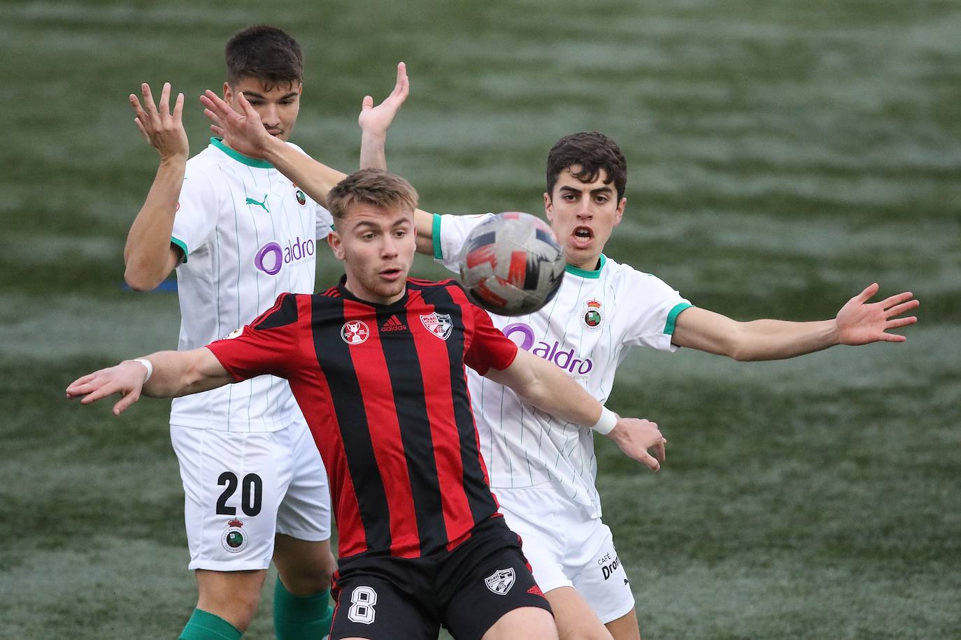 Partido demasiado irregular del Racing. Mala primera parte, en la que pudo marcar gracias a Balboa y en la que el Arenas se adelantó en el marcador con un gol de Leandro de penalti. Los cántabros salieron en tromba tras el descanso y logró la igualada con un cabezazo de Mantilla. 