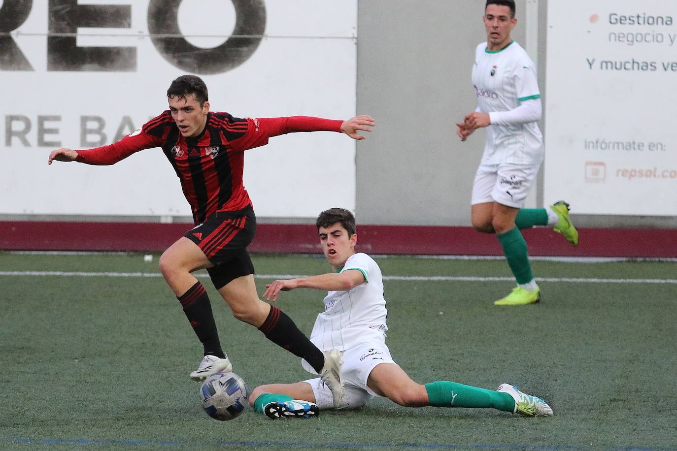 Partido demasiado irregular del Racing. Mala primera parte, en la que pudo marcar gracias a Balboa y en la que el Arenas se adelantó en el marcador con un gol de Leandro de penalti. Los cántabros salieron en tromba tras el descanso y logró la igualada con un cabezazo de Mantilla. 