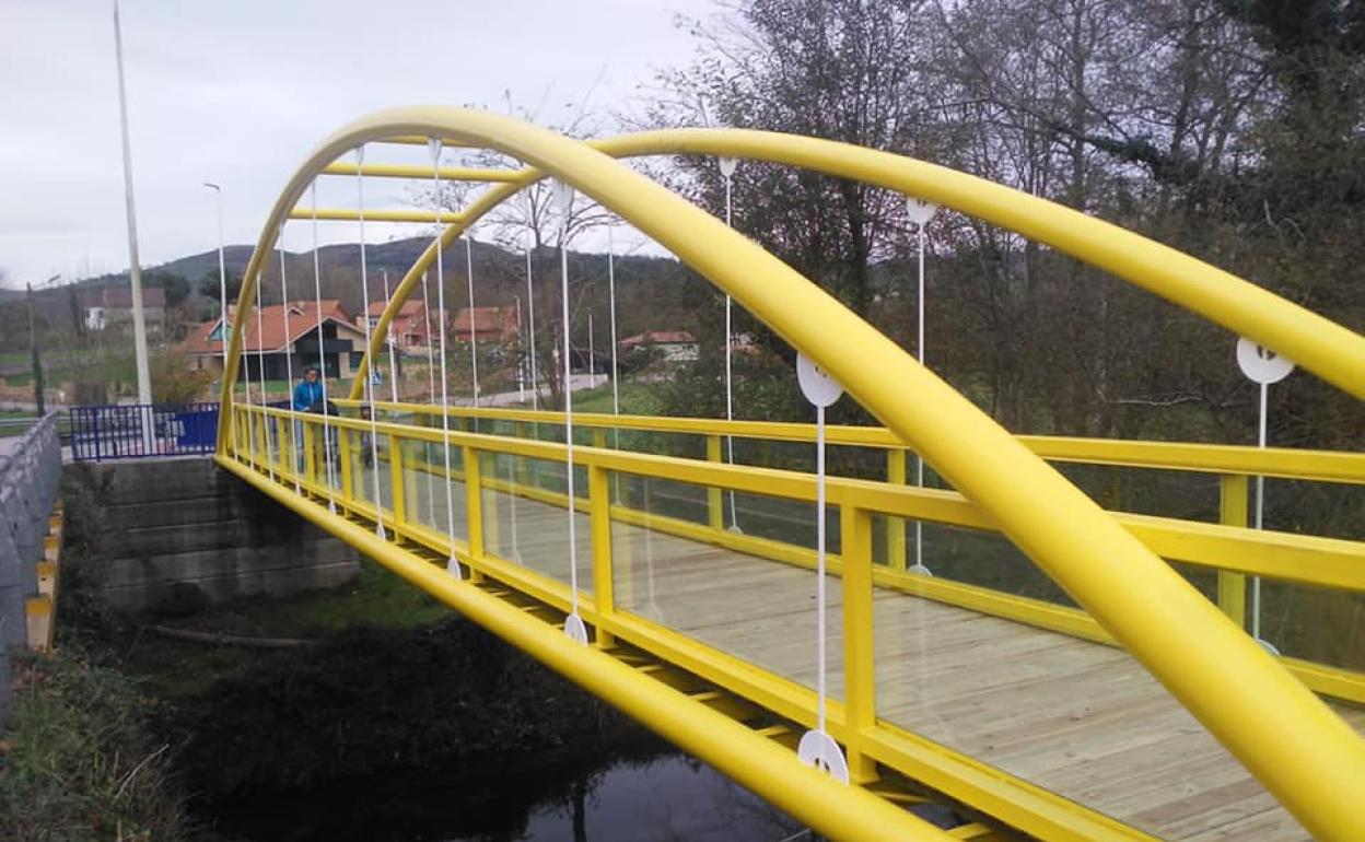 El puente peatonal ha sido pintado, se ha cambiado el suelo, los cristales y las barandillas 