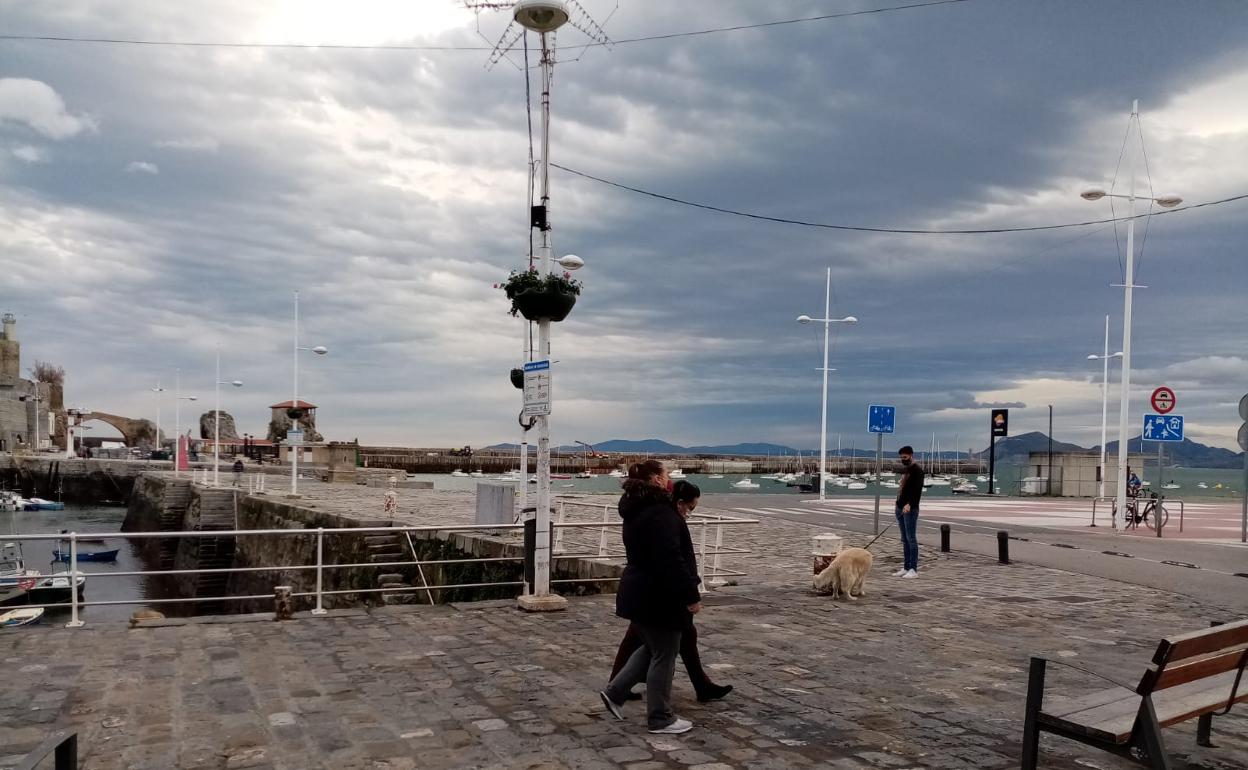 Paseantes en el centro de la ciudad castreña.