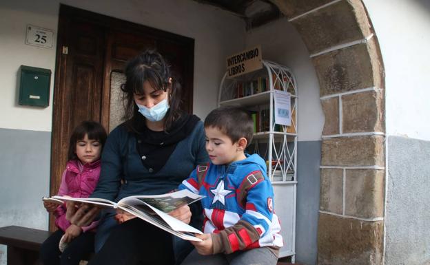 Amaia Munecas leyendo junto a sus dos hijos 